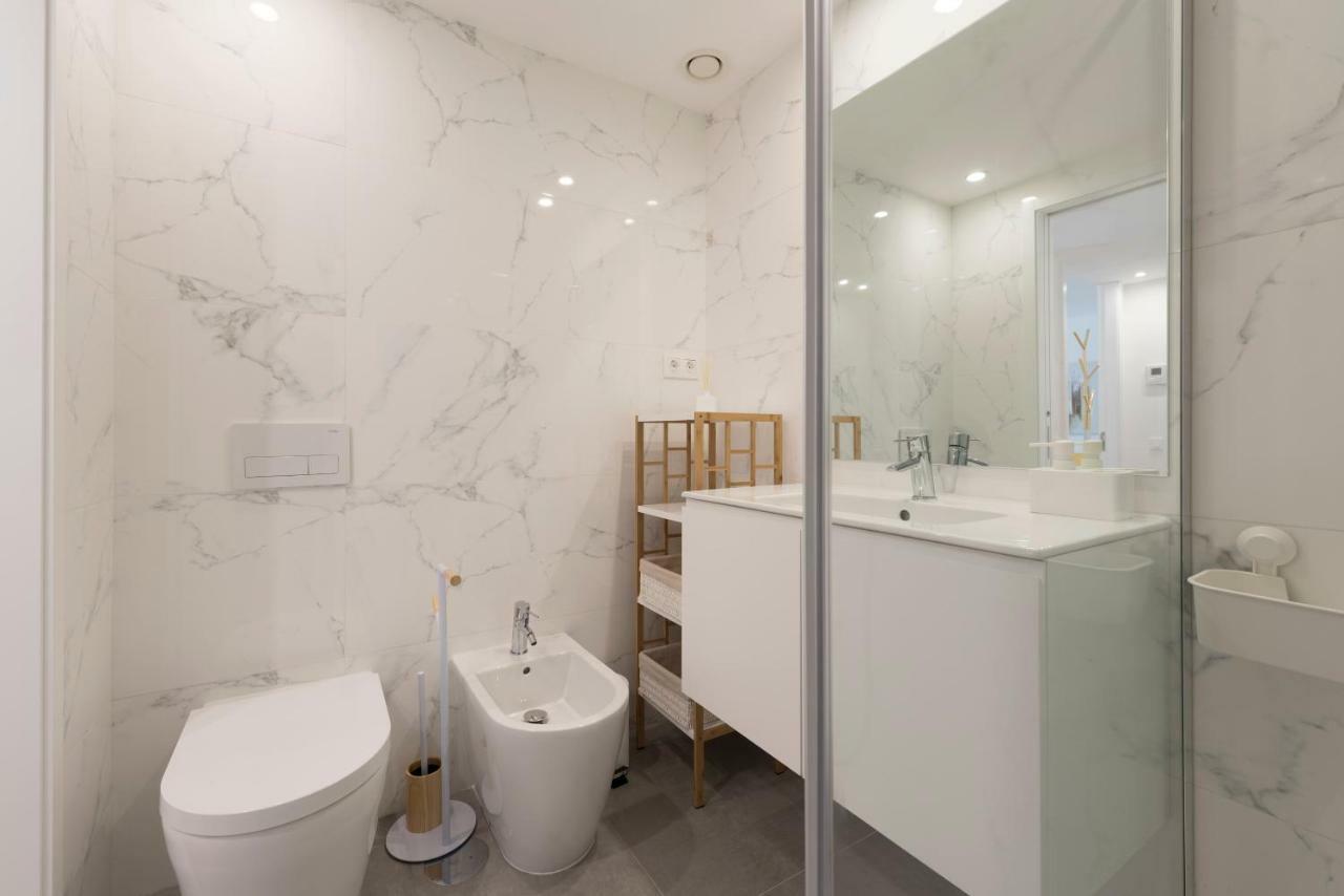Lovelystay - Downtown Balcony Apartment With Free Parking OOporto Exteriör bild